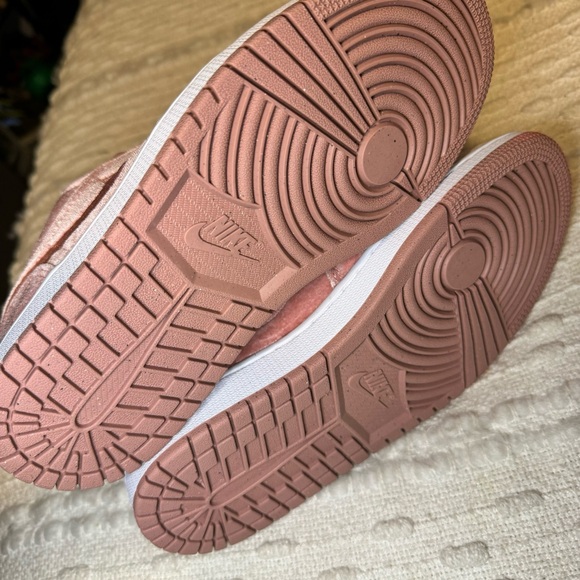 NEW- Air Jordan 1 Low SE Pink Velvet - Picture 10 of 11